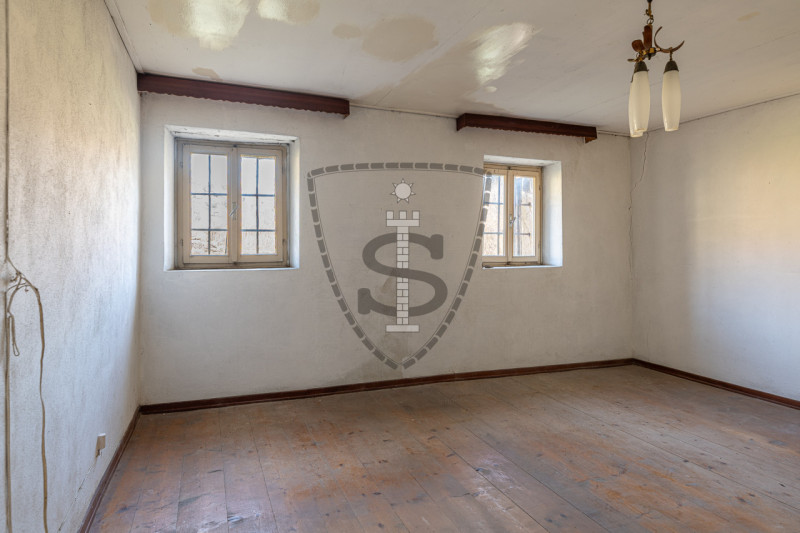 Nella tranquilla zona collinare di Salcedo, proponiamo in vendita una spaziosa casa a schiera di ...