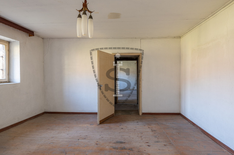 Nella tranquilla zona collinare di Salcedo, proponiamo in vendita una spaziosa casa a schiera di ...