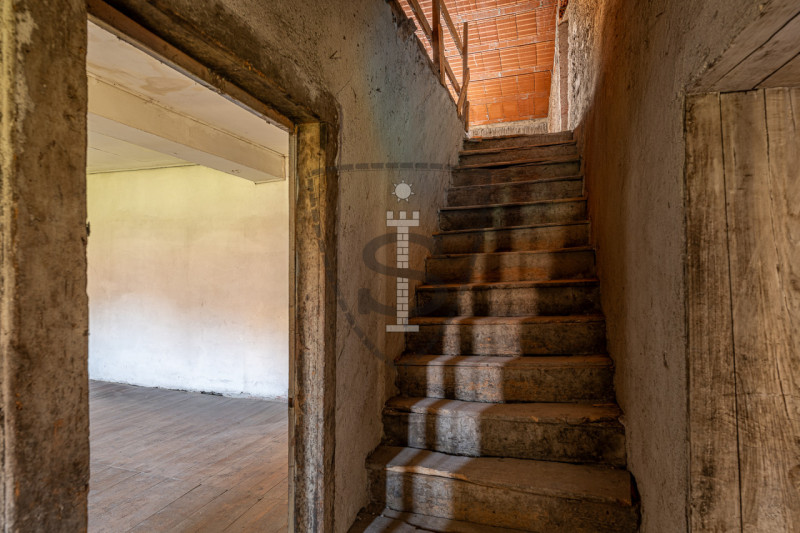 Nella tranquilla zona collinare di Salcedo, proponiamo in vendita una spaziosa casa a schiera di ...