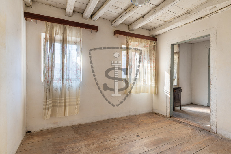 Nella tranquilla zona collinare di Salcedo, proponiamo in vendita una spaziosa casa a schiera di ...