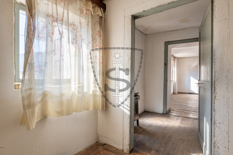 Nella tranquilla zona collinare di Salcedo, proponiamo in vendita una spaziosa casa a schiera di ...