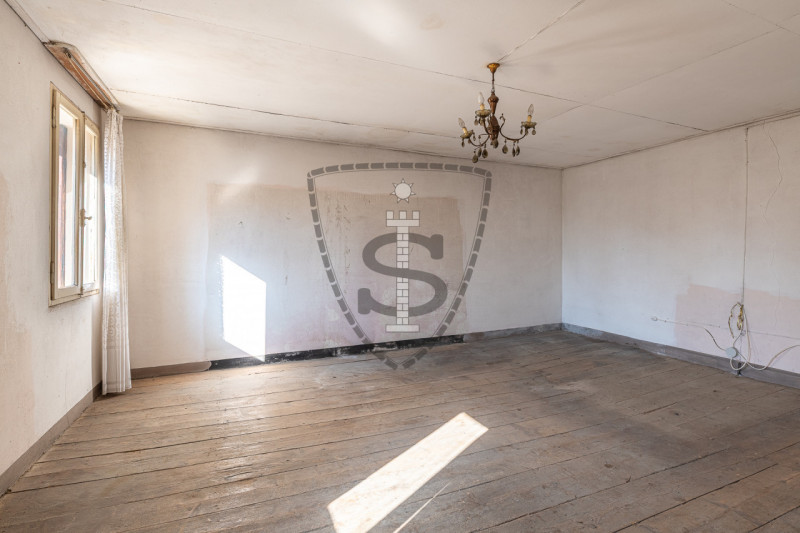 Nella tranquilla zona collinare di Salcedo, proponiamo in vendita una spaziosa casa a schiera di ...