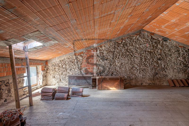 Nella tranquilla zona collinare di Salcedo, proponiamo in vendita una spaziosa casa a schiera di ...