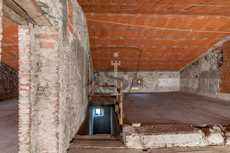 Nella tranquilla zona collinare di Salcedo, proponiamo in vendita una spaziosa casa a schiera di ...