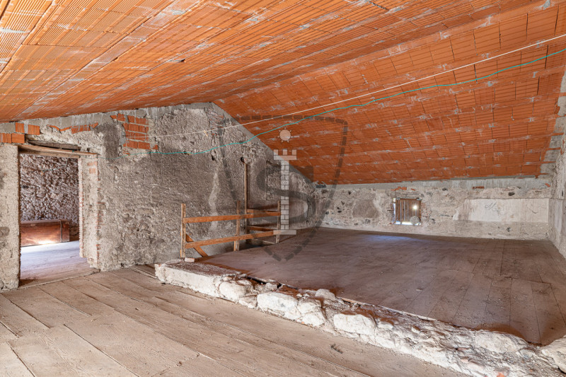 Nella tranquilla zona collinare di Salcedo, proponiamo in vendita una spaziosa casa a schiera di ...