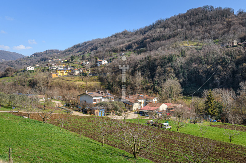 Nella tranquilla zona collinare di Salcedo, proponiamo in vendita una spaziosa casa a schiera di ...