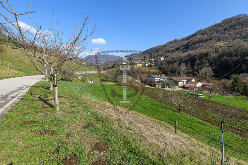 Nella tranquilla zona collinare di Salcedo, proponiamo in vendita una spaziosa casa a schiera di ...