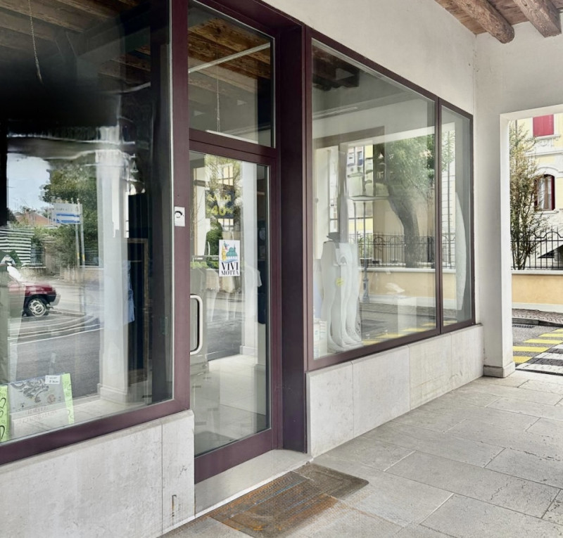 (Per INFO 3316190143) A Motta di Livenza, in zona centrale, proponiamo in affitto un negozio di c...