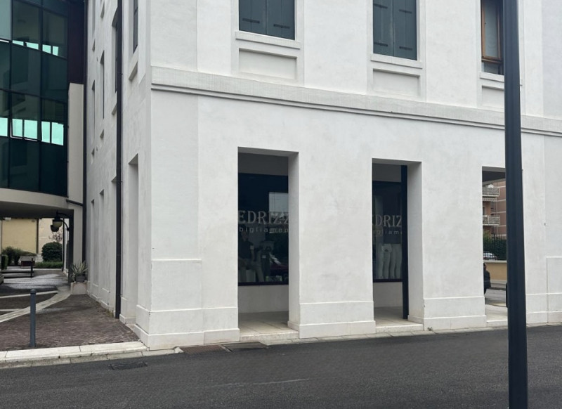 (Per INFO 3316190143) A Motta di Livenza, in zona centrale, proponiamo in affitto negozio di circ...