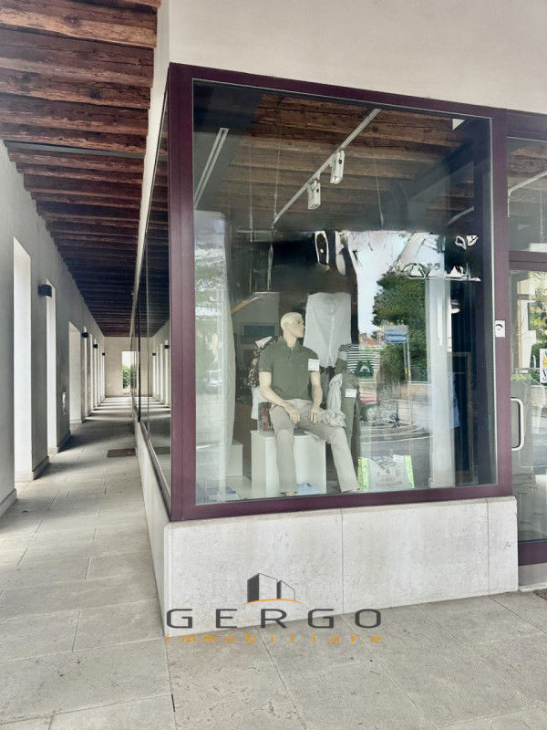 (Per INFO 3316190143) A Motta di Livenza, in zona centrale, proponiamo in affitto un negozio di c...