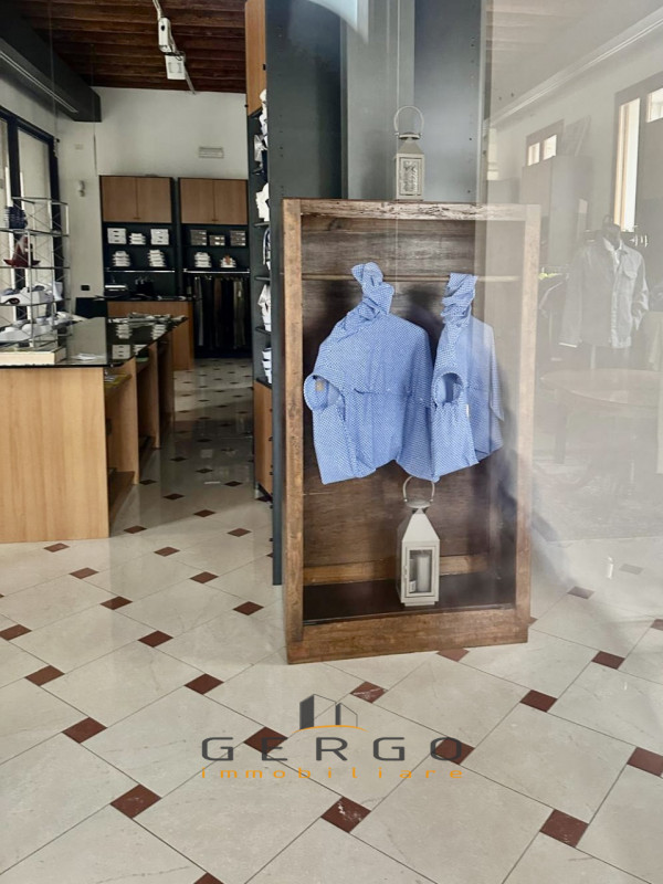 (Per INFO 3316190143) A Motta di Livenza, in zona centrale, proponiamo in affitto un negozio di c...