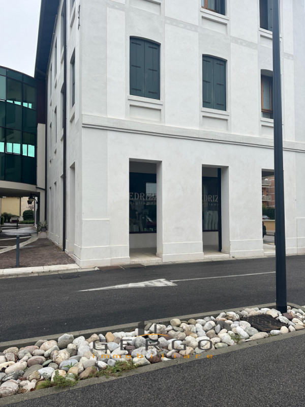 (Per INFO 3316190143) A Motta di Livenza, in zona centrale, proponiamo in affitto un negozio di c...
