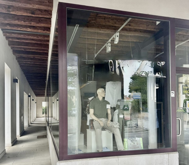 (Per INFO 3316190143) A Motta di Livenza, in zona centrale, proponiamo in affitto un negozio di c...