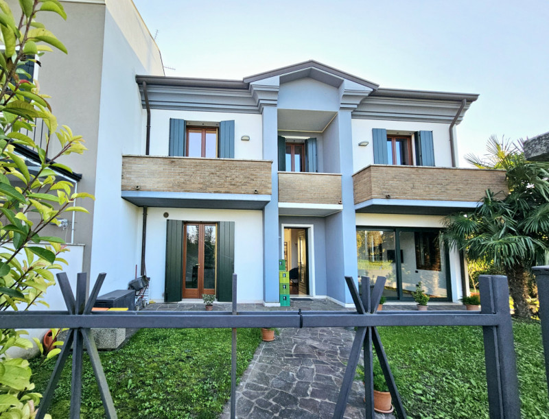 Proponiamo in vendita a Ospedaletto Euganeo, località Palugana, bellissima porzione di bifamiliar...