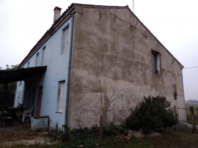 A soli 1,5 km dalla storica Piazza Maggiore di Este, proponiamo in vendita un affascinante rustic...