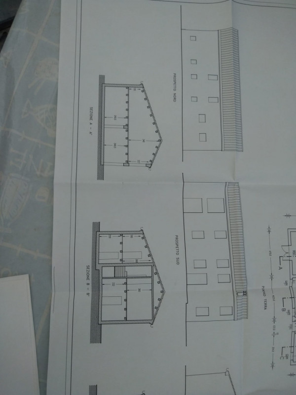 A soli 1,5 km dalla storica Piazza Maggiore di Este, proponiamo in vendita un affascinante rustic...