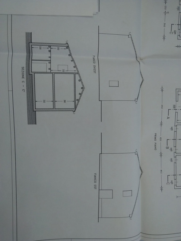 A soli 1,5 km dalla storica Piazza Maggiore di Este, proponiamo in vendita un affascinante rustic...
