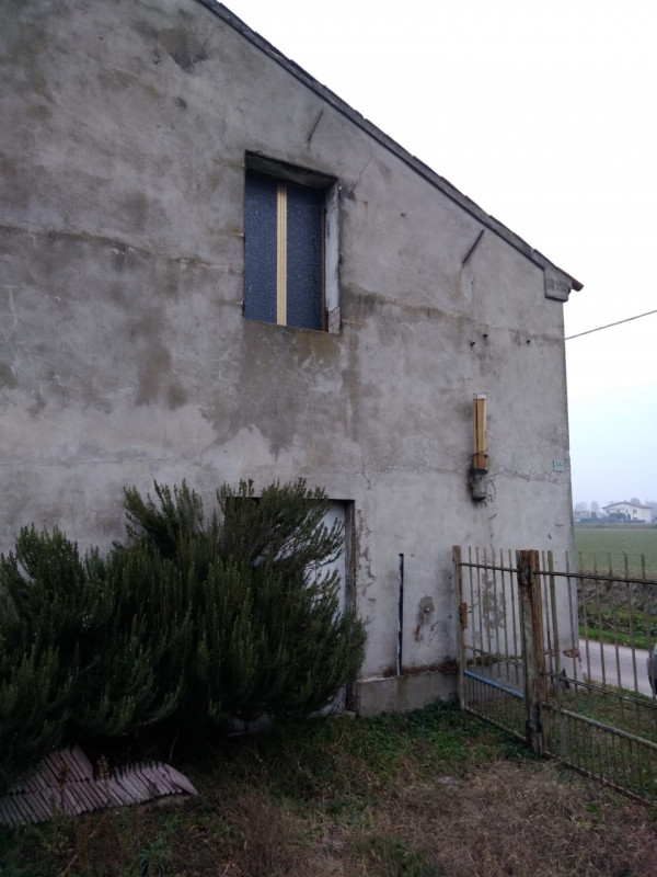 A soli 1,5 km dalla storica Piazza Maggiore di Este, proponiamo in vendita un affascinante rustic...