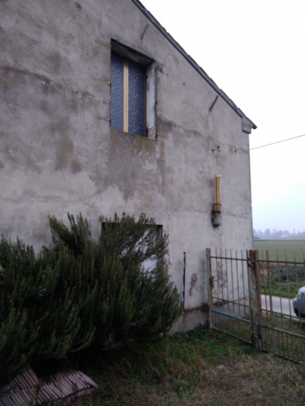 A soli 1,5 km dalla storica Piazza Maggiore di Este, proponiamo in vendita un affascinante rustic...