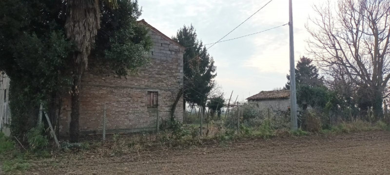 A soli 1,5 km dalla storica Piazza Maggiore di Este, proponiamo in vendita un affascinante rustic...