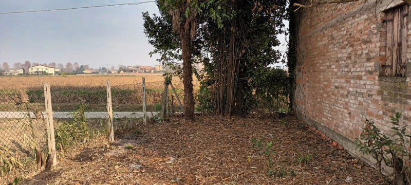 A soli 1,5 km dalla storica Piazza Maggiore di Este, proponiamo in vendita un affascinante rustic...