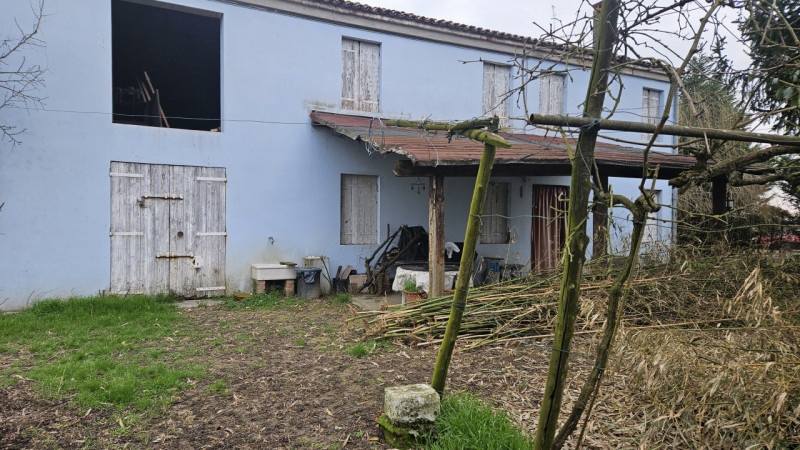 A soli 1,5 km dalla storica Piazza Maggiore di Este, proponiamo in vendita un affascinante rustic...