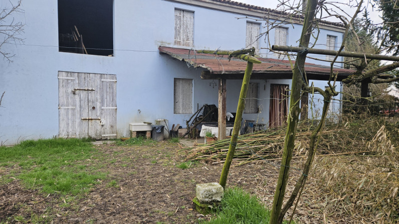 A soli 1,5 km dalla storica Piazza Maggiore di Este, proponiamo in vendita un affascinante rustic...