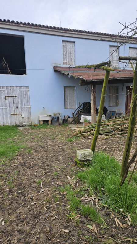 A soli 1,5 km dalla storica Piazza Maggiore di Este, proponiamo in vendita un affascinante rustic...