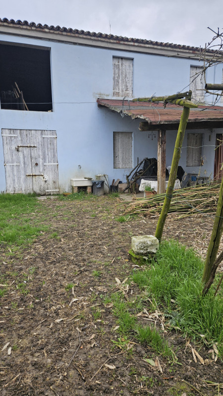 A soli 1,5 km dalla storica Piazza Maggiore di Este, proponiamo in vendita un affascinante rustic...