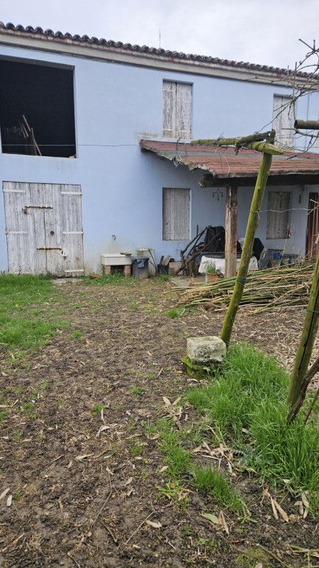 A soli 1,5 km dalla storica Piazza Maggiore di Este, proponiamo in vendita un affascinante rustic...