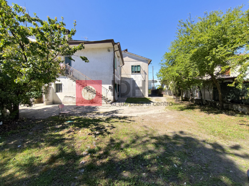 "RIFERIMENTO FPM1"

MONASTIER DI TREVISO

In tranquilla zona residenziale immersa nel verde, non ...