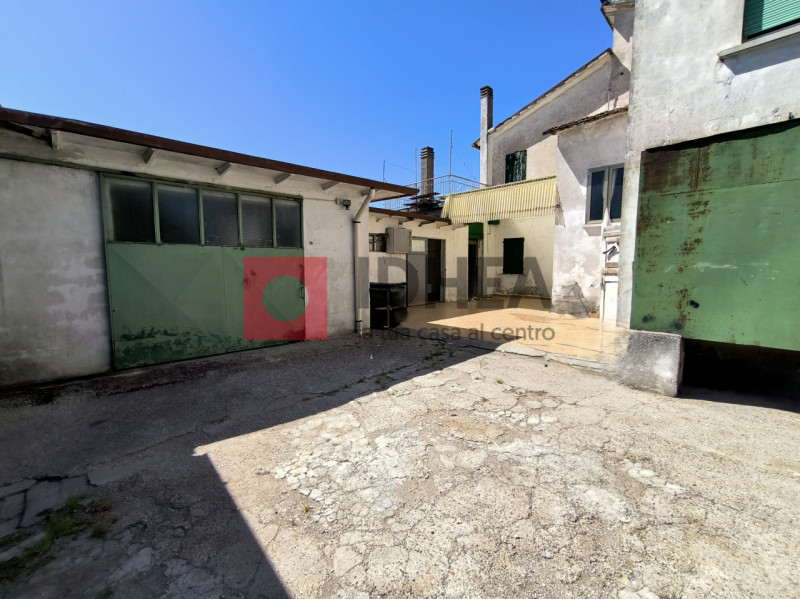 "RIFERIMENTO FPM1"

MONASTIER DI TREVISO

In tranquilla zona residenziale immersa nel verde, non ...