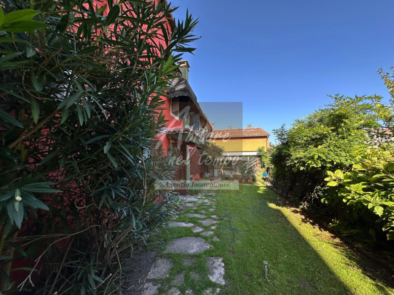 CITTADELLA (PD) - VIALE DELLA STAZIONE

In Ns esclusiva proponiamo in vendita un Palazzo composto...