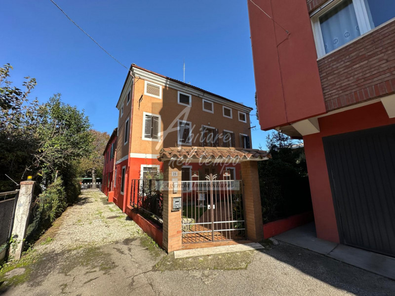 CITTADELLA (PD) - VIALE DELLA STAZIONE

In Ns esclusiva proponiamo in vendita un Palazzo composto...