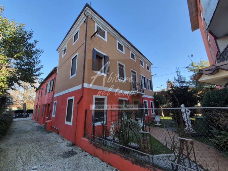 CITTADELLA (PD) - VIALE DELLA STAZIONE

In Ns esclusiva proponiamo in vendita un Palazzo composto...