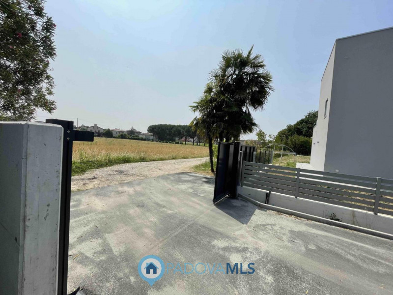 Immobile in esclusiva al Gruppo Padova MLS

Splendida villa bifamiliare ad uso abitativo situata ...