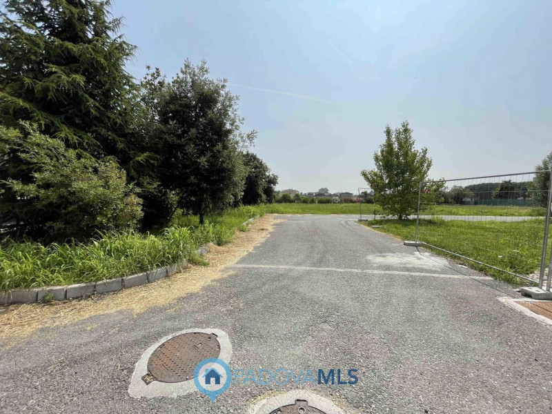 Immobile in esclusiva al Gruppo Padova MLS

Splendida villa bifamiliare ad uso abitativo situata ...