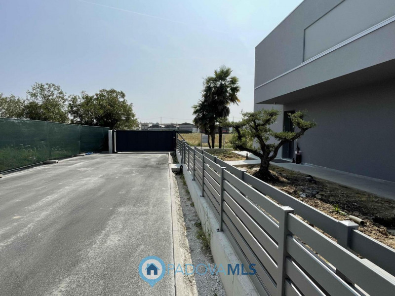 Immobile in esclusiva al Gruppo Padova MLS

Splendida villa bifamiliare ad uso abitativo situata ...