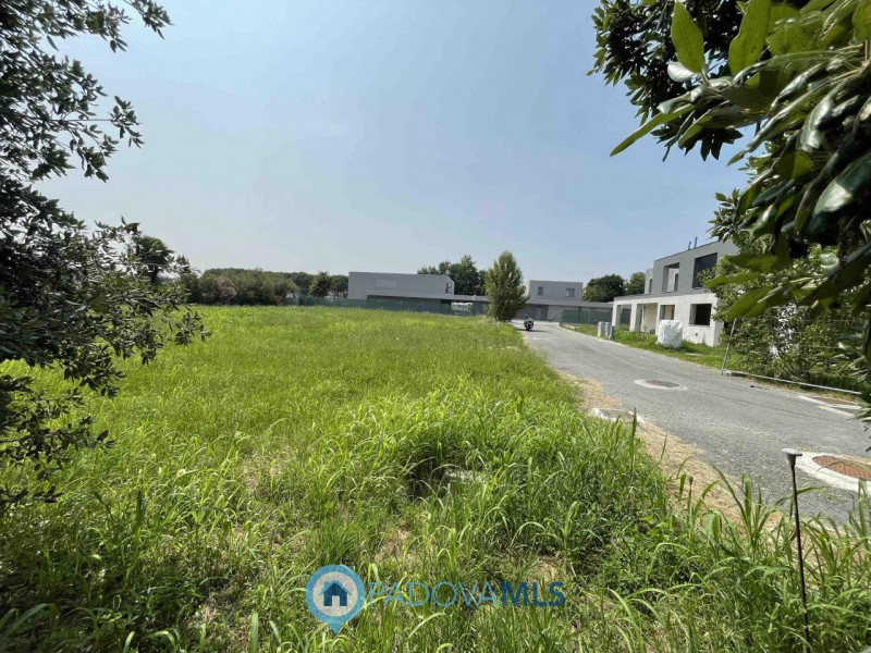 Immobile in esclusiva al Gruppo Padova MLS

Splendida villa bifamiliare ad uso abitativo situata ...