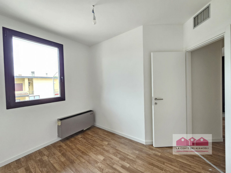 COSTABISSARA: LUMINOSO UFFICIO IMMEDIATAMENTE DISPONIBILE IN LOCAZIONE, SPAZIO VERSATILE CON AMBI...