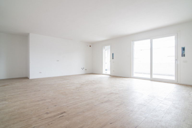 SAN TOMMASO proponiamo in vendita porzione di bifamiliare di circa 140 mq. commerciali, con giard...