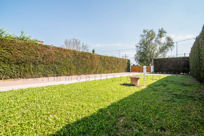 SAN TOMMASO proponiamo in vendita porzione di bifamiliare di circa 140 mq. commerciali, con giard...