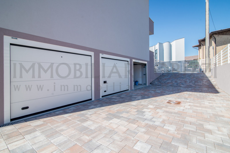 SAN TOMMASO proponiamo in vendita porzione di bifamiliare di circa 140 mq. commerciali, con giard...