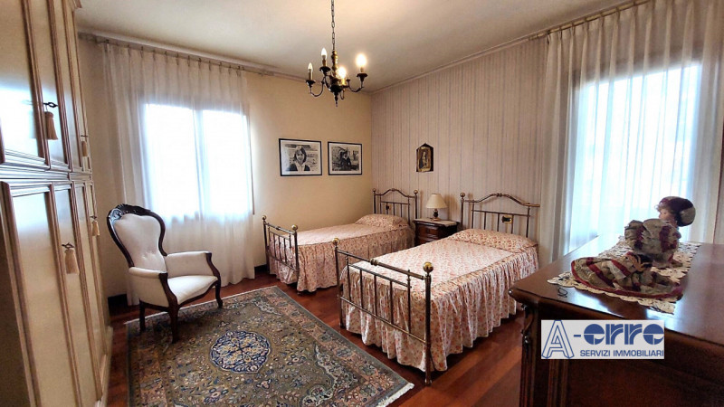 Se state cercando una casa spaziosa e ben tenuta, questa villetta degli anni '80 potrebbe essere ...