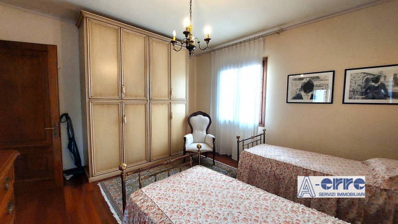 Se state cercando una casa spaziosa e ben tenuta, questa villetta degli anni '80 potrebbe essere ...