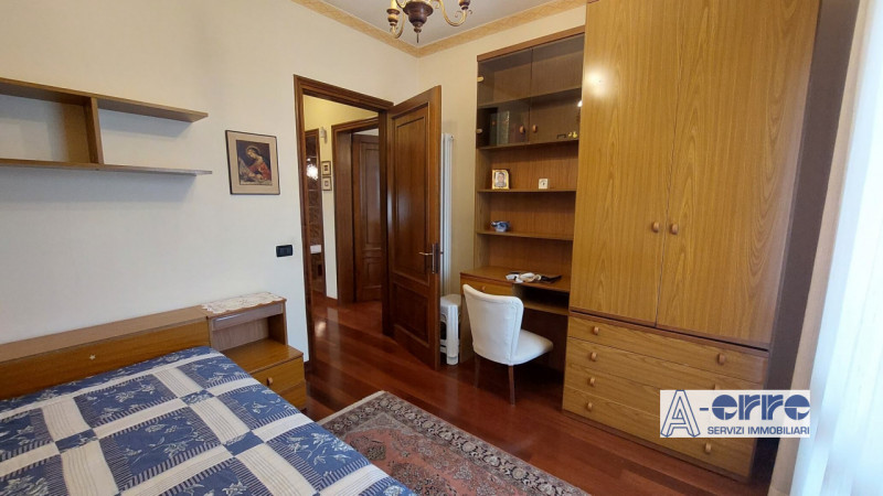 Se state cercando una casa spaziosa e ben tenuta, questa villetta degli anni '80 potrebbe essere ...