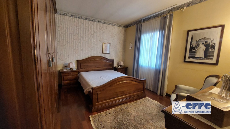 Se state cercando una casa spaziosa e ben tenuta, questa villetta degli anni '80 potrebbe essere ...