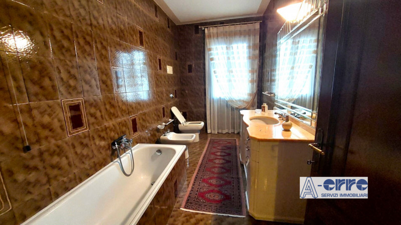 Se state cercando una casa spaziosa e ben tenuta, questa villetta degli anni '80 potrebbe essere ...