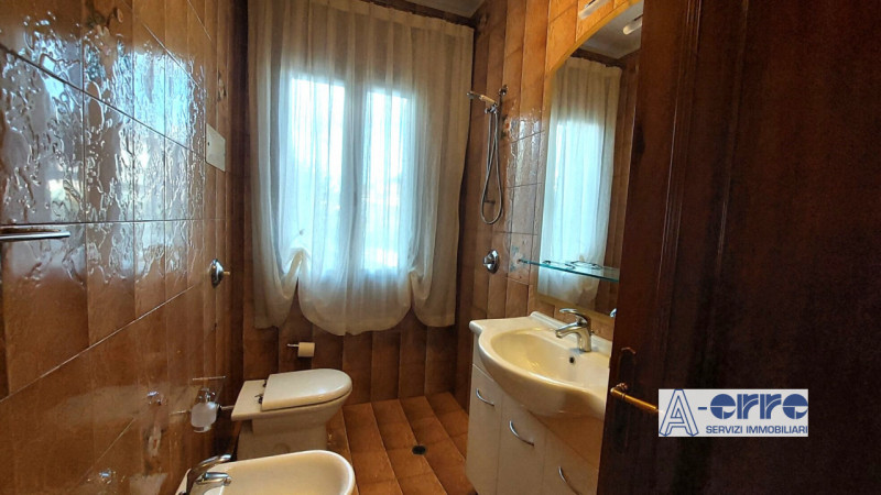 Se state cercando una casa spaziosa e ben tenuta, questa villetta degli anni '80 potrebbe essere ...