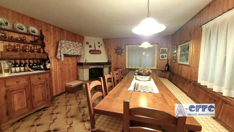 Se state cercando una casa spaziosa e ben tenuta, questa villetta degli anni '80 potrebbe essere ...